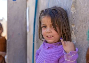A young girl stands beside a wall in Afghanistan as UNICEF highlights every child’s right to grow up healthy and free from polio. (Photo credit: @UNICEFAfg)