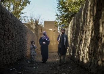 A family walks through an alley in a village as millions of people in Afghanistan face worsening food insecurity this winter. (Photo credit: FAO)