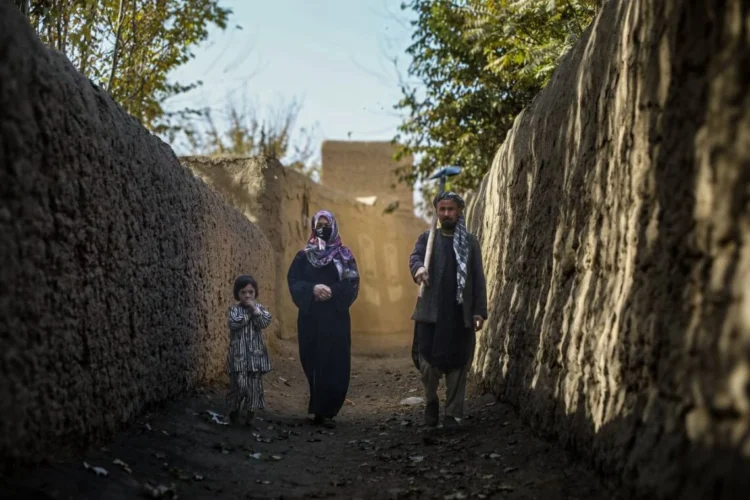 A family walks through an alley in a village as millions of people in Afghanistan face worsening food insecurity this winter. (Photo credit: FAO)