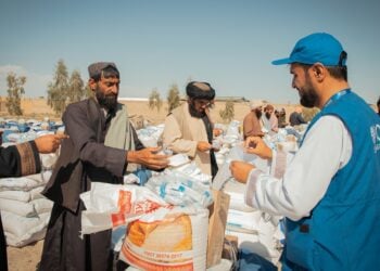 UN staff distributing aid. (Photo: UN)