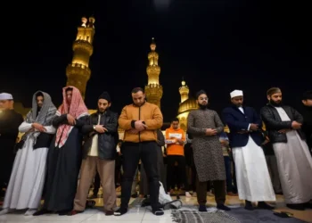 Muslims standing together in a mosque for prayer (Photo: Reuters) 