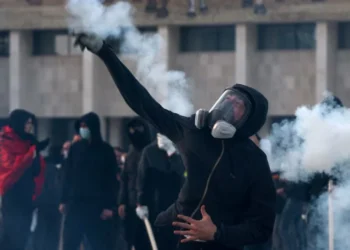 A protestor wearing a mask (Photo: Reuters)