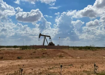 An oil pumpjack is operating in a desert area in Texas, U.S. (Photo: Reuters)