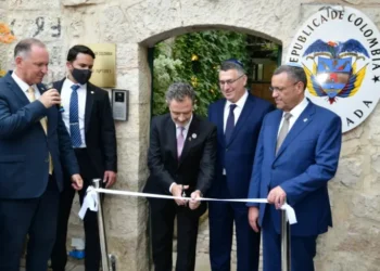 Officials in the opening ceremony of the Colombia’s Embassy in East Jerusalem (Photo: Reuters)