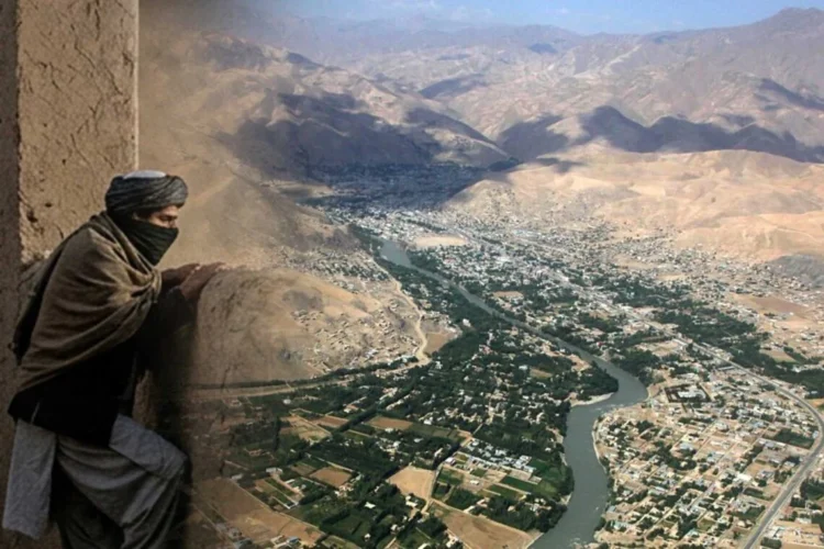 A Talib overlooks the city of Faizabad in Badakhshan Province amid a rise in nighttime thefts and home break-ins. (Photo credit: Wikipedia + AI)