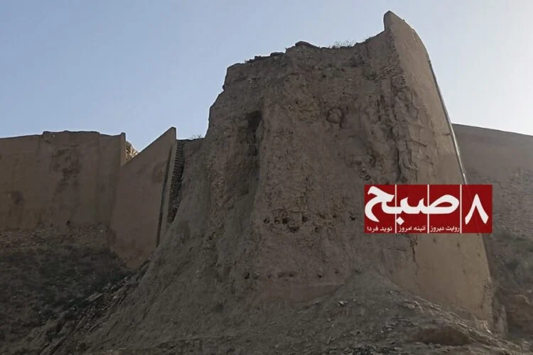 A weathered mud-brick tower and eroded walls of the historic Bala Hissar Fortress in Ghazni, where parts of the structure have collapsed over the years. (Photo credit: 8am.media)