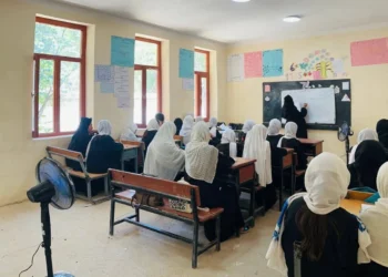Girls attend a classroom in Afghanistan as the UNDP supports solar power systems in schools and health centres to expand access to energy and improve opportunities for women and girls. (Photo credit: UNDP)