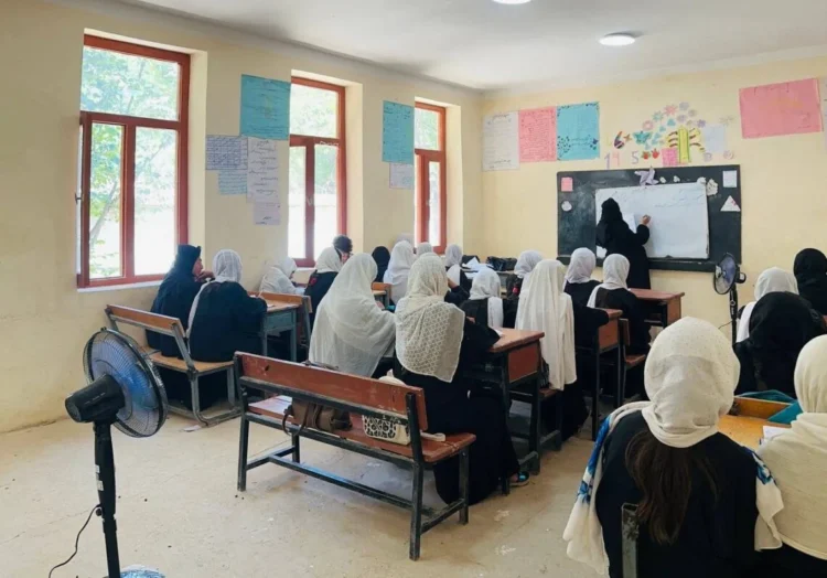 Girls attend a classroom in Afghanistan as the UNDP supports solar power systems in schools and health centres to expand access to energy and improve opportunities for women and girls. (Photo credit: UNDP)