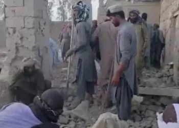 People search through the rubble of damaged homes following the incident in Helmand Province (Photo: @Zabehulah_M33)