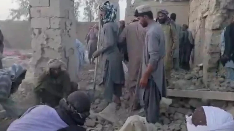People search through the rubble of damaged homes following the incident in Helmand Province (Photo: @Zabehulah_M33)