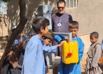 Children gather around a hand-operated water pump repaired or installed by the International Committee of the Red Cross in Herat province, Afghanistan, as efforts continue to improve access to safe drinking water (Photo: @ICRC_af)