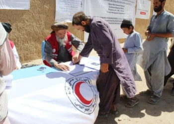 ICRC workers distributing assistance to the families (Photo: @ICRC_af)