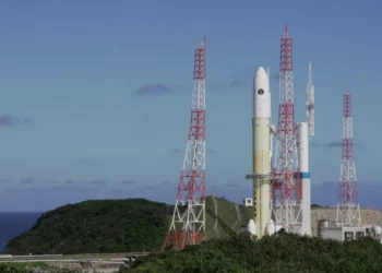 A Japanese rocket stands on a launch pad at a space center, surrounded by launch towers (Photo: Reuters)