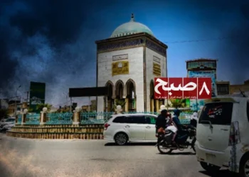 Cars and a motorcycle pass through a busy intersection in Kandahar city amid rising traffic accidents and disorder. (Photo credit: 8am.media)