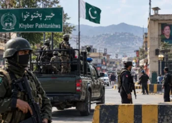 Pakistani security forces patrol a street in Khyber Pakhtunkhwa, Pakistan (Photo: Kashmir Observer)