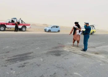 Police officers inspecting the area after the accident (Photo: Exclusive)