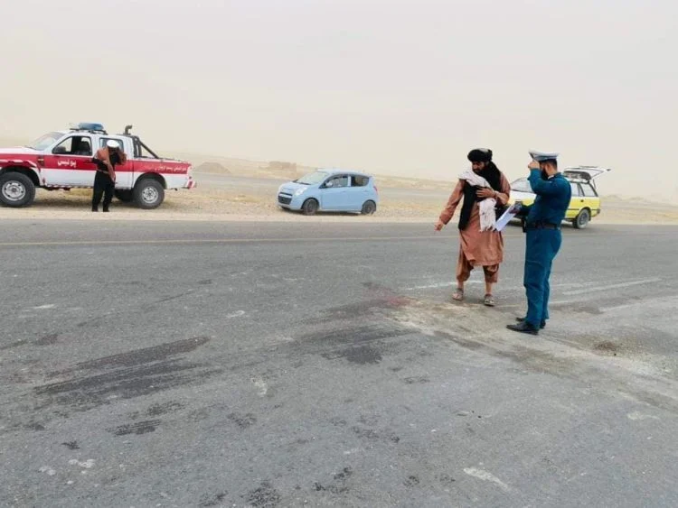 Police officers inspecting the area after the accident (Photo: Exclusive)