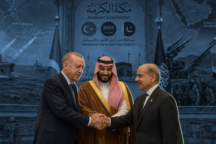 Three leaders shake hands in front of a Makkah Agreement backdrop bearing the emblems of Turkey, Saudi Arabia and Pakistan. (Photo credit: Khaberni.com)
