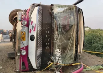 An overturned bus in the accident area (Photo: Dawn)