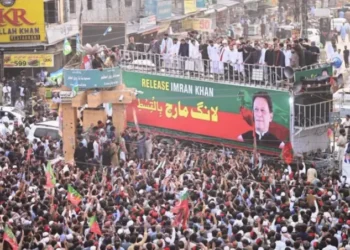 A large crowd of people protesting in the streets of Pakistan (Photo: DAWN)