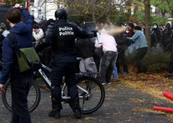 A group of protestors and police in the streets (Photo: Reuters)