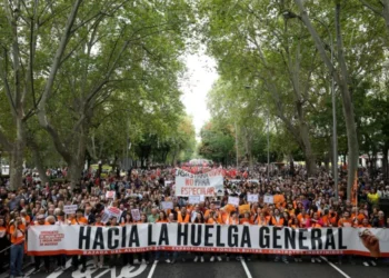 Thousands of demonstrators march through the streets of Spain, calling for a general strike over housing costs, evictions, and workers’ rights (Photo: Reuters)