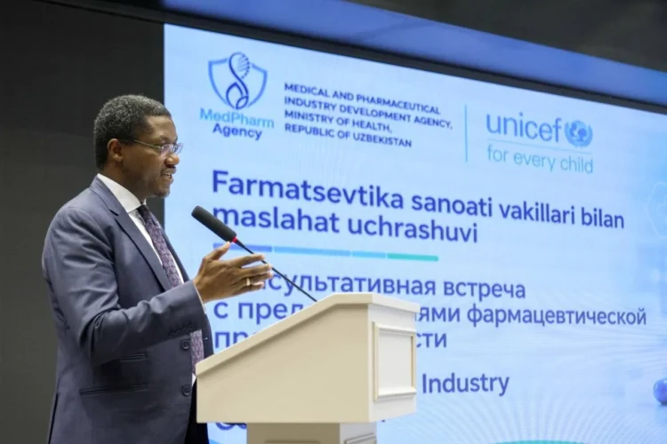 Tajudeen Oyewale, UNICEF representative in Afghanistan, speaks at a meeting with pharmaceutical industry representatives in Tashkent, Uzbekistan, on improving access to quality medicines. (Photo credit: Tajudeen Oyewale)