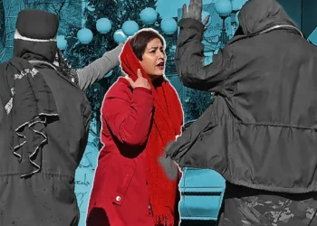 An Afghan woman standing in front of Taliban fighter as a sign of protest (Photo: AFP)