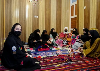 Afghan women work together to create and display colorful traditional handicrafts and embroidered textiles (Photo: UNDP) 