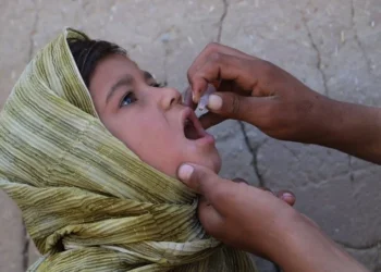 A child receiving polio vaccine by a health worker (Photo: @UNICEFAfg)