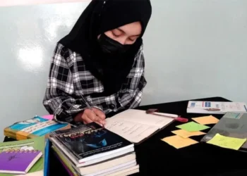 An Afghan girl is sitting among her books (Photo: Exclusive)