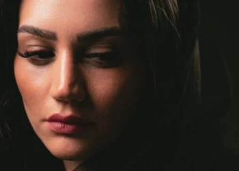 Portrait of a young woman wearing a black scarf (Photo: Pexels)