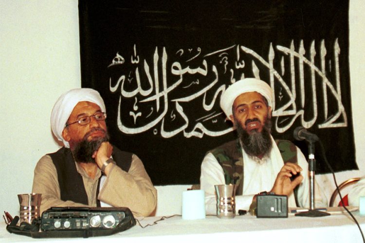 اسامه بن لادن، موسس گروه القاعده و ایمن الظواهری، معاون وی هنگام حضور در یک نشست خبری در سال 1997