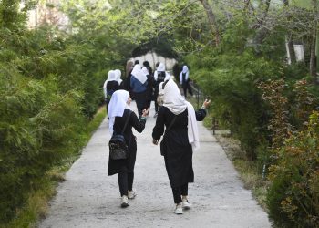 آزمون تلخ دانش‌آموزان صنف ششم؛ دختران با گریه از مکتب خداحافظی می‌کنند