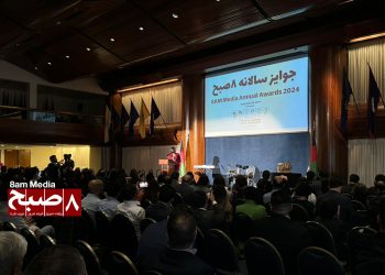 مراسم اهدای جوایز سالانه ۸صبح؛ تندیس «ایستادهگی رابعه بلخی» به وحیده امیری اهدا شد