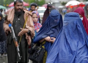 طالبان در ننگرهار استفاده از تلفن‌های هوشمند را برای زنان ممنوع کردند