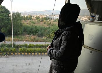 «دهن پسر مریضم را محکم گرفته بودم تا صدای سرفه‌اش را پولیس نشنود»