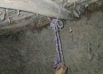 یک زن جوان در تخار خودش را حلق‌آویز کرد