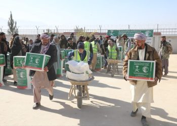نهاد ملک سلمان به نیازمندان سمنگان مواد غذایی کمک کرد