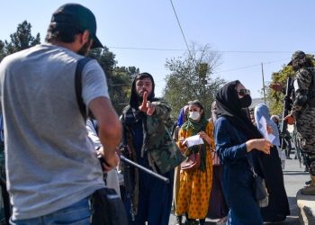 گزارش مرکز خبرنگاران افغانستان؛ رسانه‌ها و صدای زنان زیر ساطور سانسور طالبان