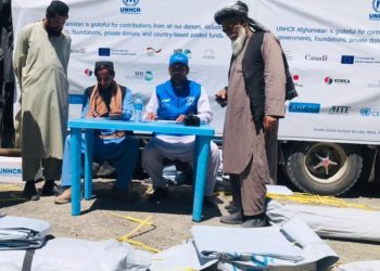 اوچا به ۸۰۰ خانواده آواره از درگیری نظامی میان طالبان و پاکستان پول نقد کمک کرد