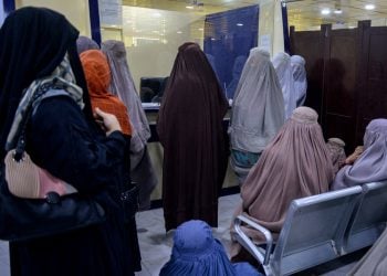 انتظار و بیتوجهی به مریضان؛ بیمارداران از وضعیت شفاخانههای کابل شکایت دارند
