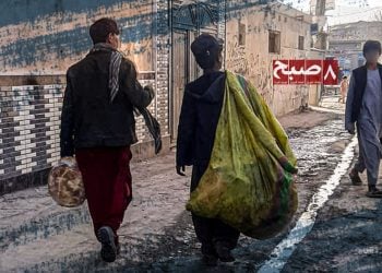 افزایش کودکان کار در کابل؛ خانوادهها از شدت فقر کودکانشان را به کار میفرستند