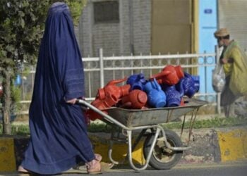 از مدیریت مکتب تا کراچی‌وانی؛ روایت زنی که محدودیت‌های طالبان او را به حاشیه خیابان کشاند