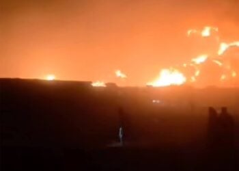 آتش‌سوزی گسترده در گمرک اسلام‌قلعه هرات؛ تانکرهای تیل و گاز منفجر شدند