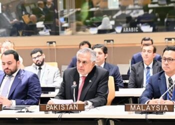وزیر خارجه پاکستان خواهان لغو تمام محدودیت‌های طالبان بر زنان شد