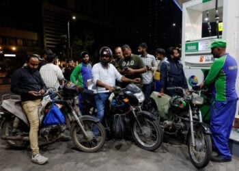 پاکستان برای صرفه‌جویی در مصرف سوخت، محدودیت‌های جدید وضع کرد