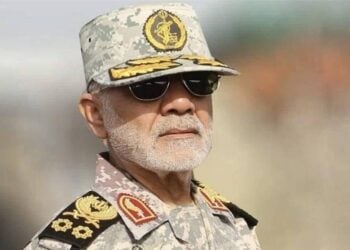 مقام نظامی ایرانی شناورهای عبورکننده از تنگه هرمز را تهدید کرد