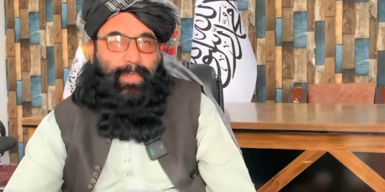 منابع: ولسوال طالبان در برکی برک برای کاهش عرض سرک از دکان‌داران رشوت می‌گیرد