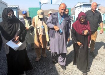 رباب فاطمه از مرکز صحی کمپ بازگشت‌کننده‌گان عمری دیدار کرد